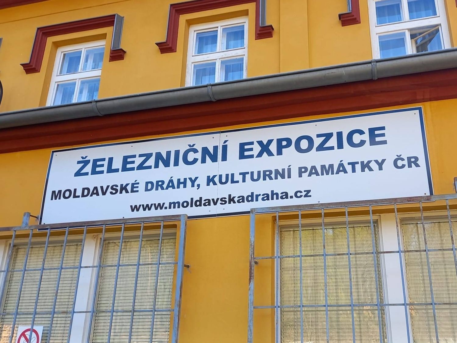 Jedním z hlavních bodů programu byla návštěva železniční expozice, kde si klienti mohli prohlédnout historické předměty a dozvědět se více o vývoji železniční dopravy.