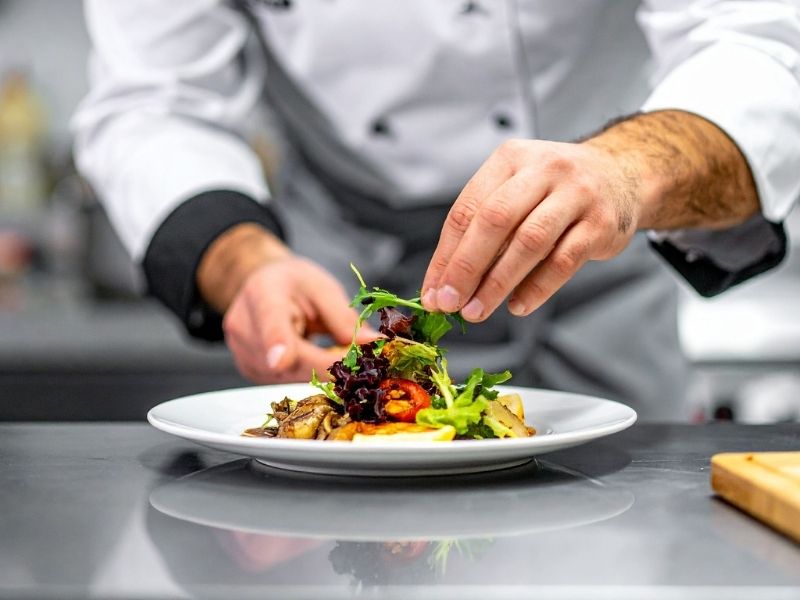 Naše gurmánské obědy jsou oblíbeným setkáním plným skvělého jídla, příjemné atmosféry a milé obsluhy. Kapacita míst je omezená, proto doporučujeme rezervaci co nejdříve.